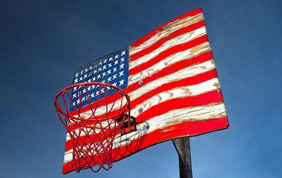 摄影师拍美国各地篮球框 造型各异（组图）