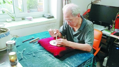 北京刻瓷传人陈永昌:收徒要求就是要坐得住