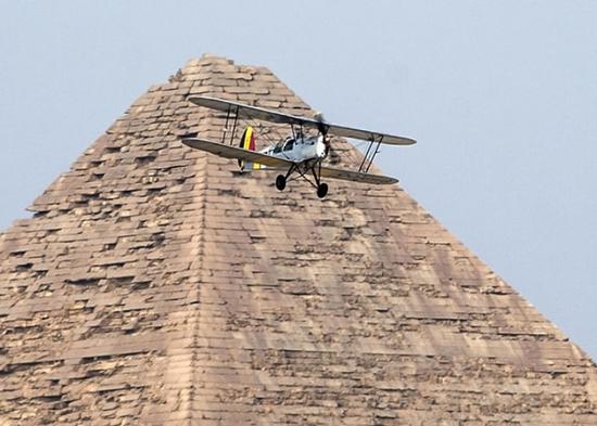 男子驾驶古董飞机降落埃及金字塔旁 80年来首次