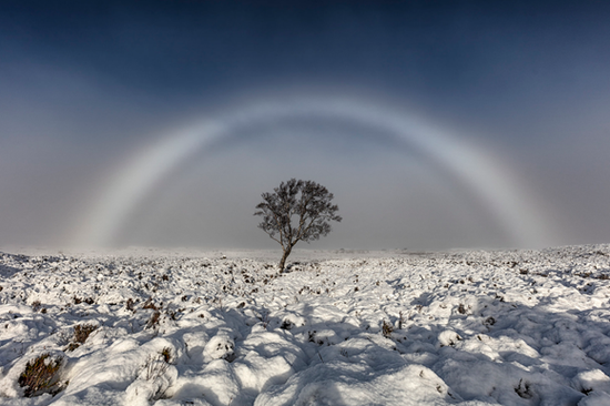 摄影师在苏格兰拍摄到罕见白色彩虹