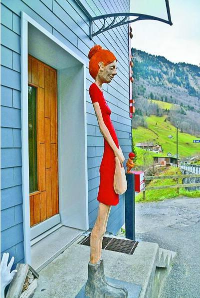 瑞士艺术家用树木创作雕塑宣传家乡
