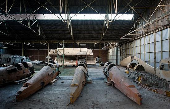 比利时摄影师发现巨型废弃机库