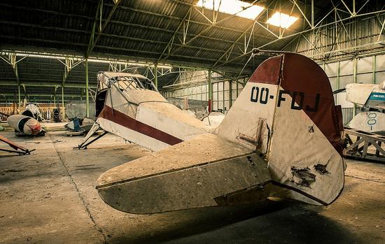比利时摄影师发现巨型废弃机库