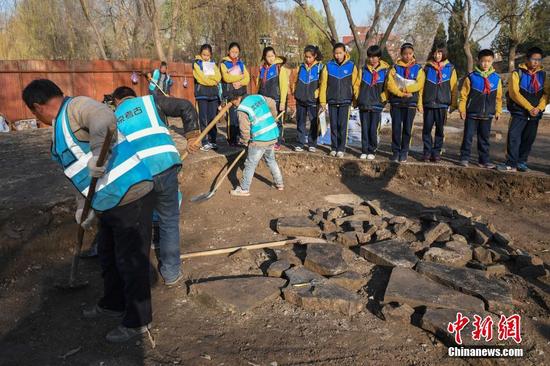 圆明园首推模拟考古课程 体验者学习使用洛阳铲