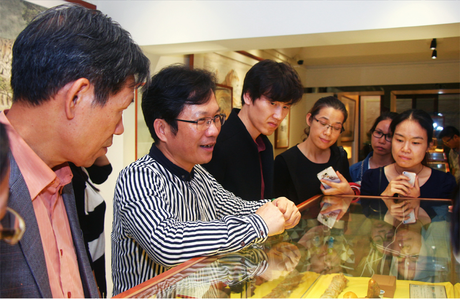信宜女书画家协会组织会员赴茂名市廖静美术馆参观学习