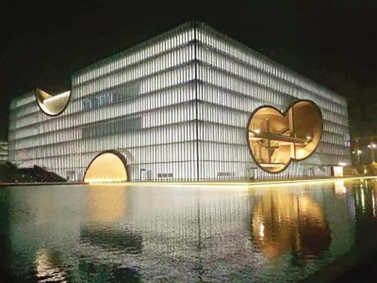 由安藤忠雄设计的嘉定保利大剧院（夜景图），清水混凝土是其标志。