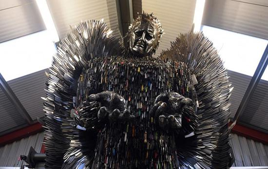 英国艺术家用10万把刀铸造巨型天使像