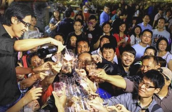 韩媒称香港成世界葡萄酒中心 内地富商推高拍卖价