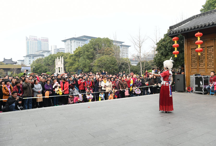 杭州拱墅区运河广场上的黄平民族歌舞演出